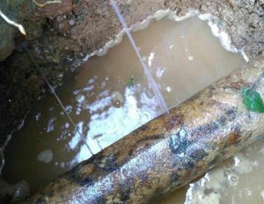 献县楼顶渗水维修公司分享下地暖漏水的原因及检测方法。